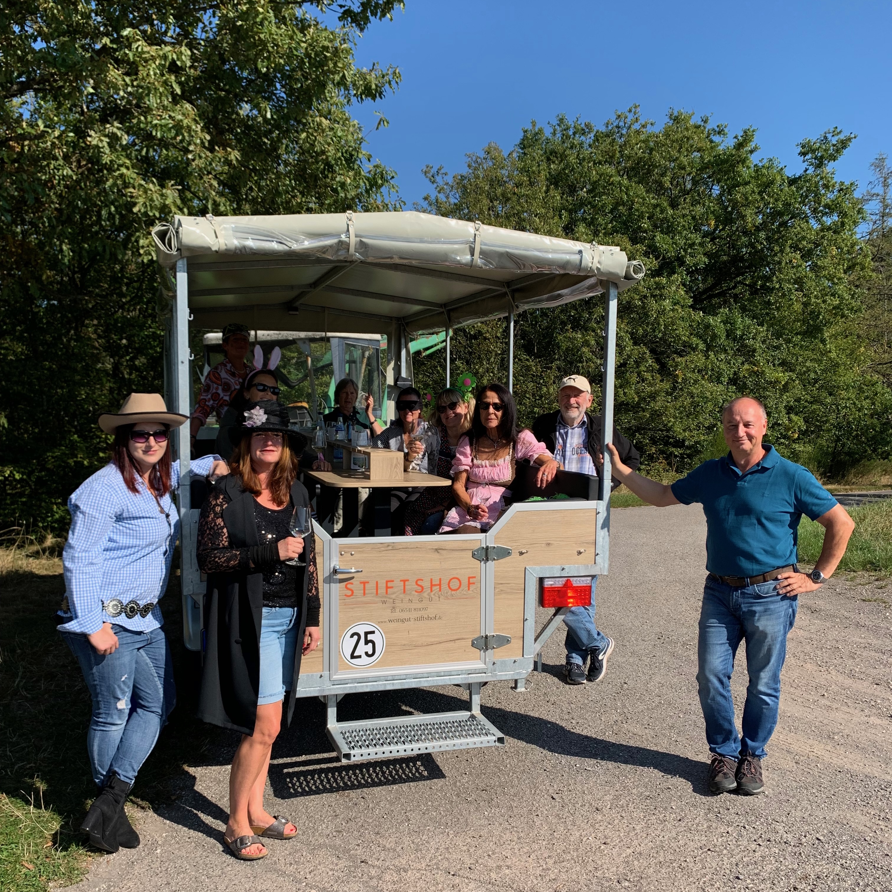 Planwagen mit Traktor